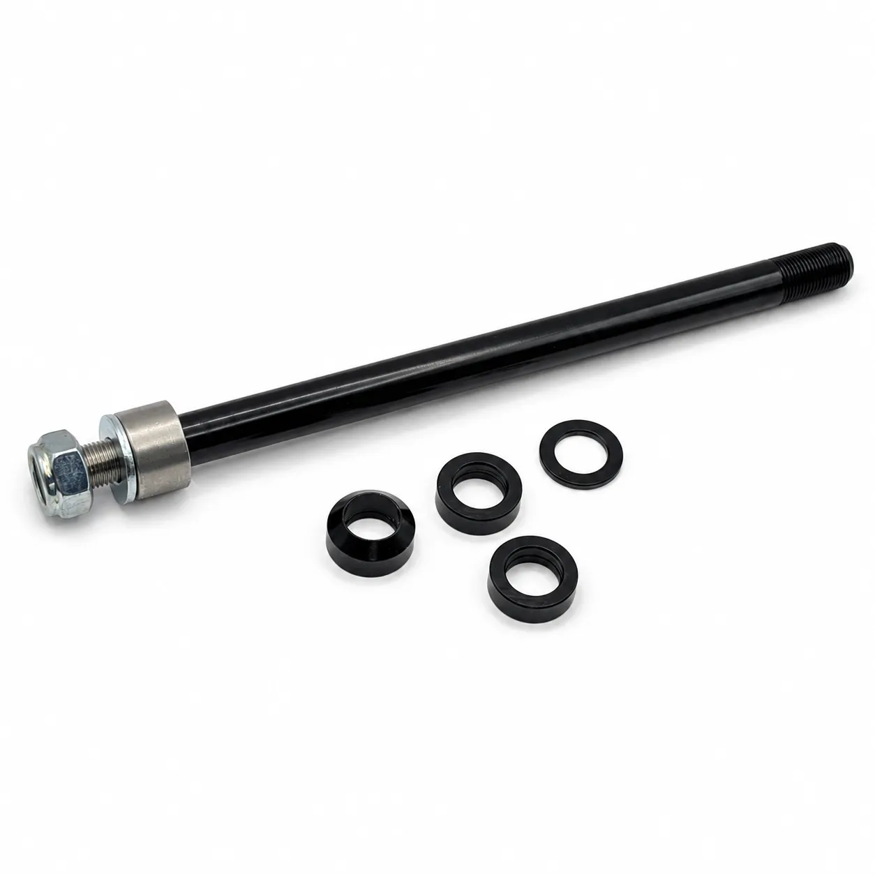 Thru axle-adapter med medfølgende skiver og spacere for tilpasning til sykkelen.