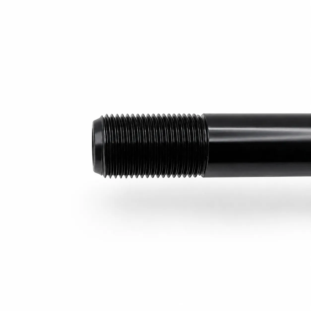 Detaljbilde av M12x1.0-gjengene på thru axle-adapteren.