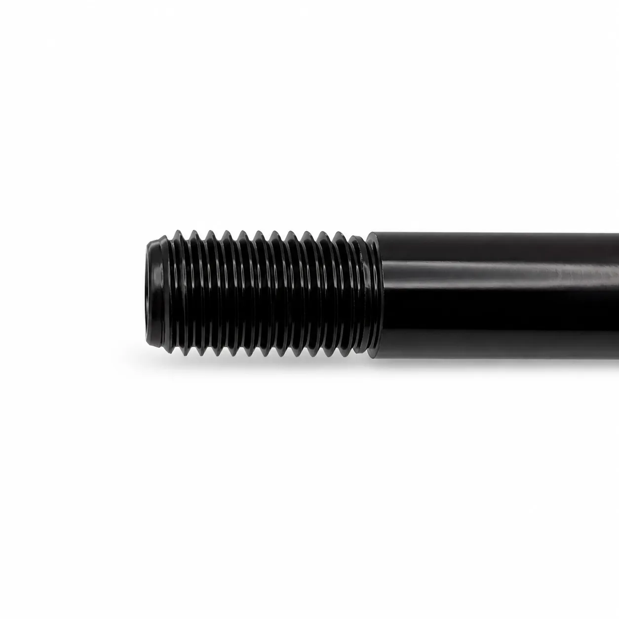 Detaljbilde av M12x1.5-gjengene på thru axle-adapteren.
