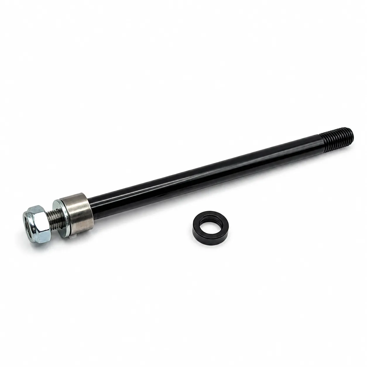 Thru axle-adapter med løs tilpasningsskive/spacer for tilpasning til sykkelrammen.