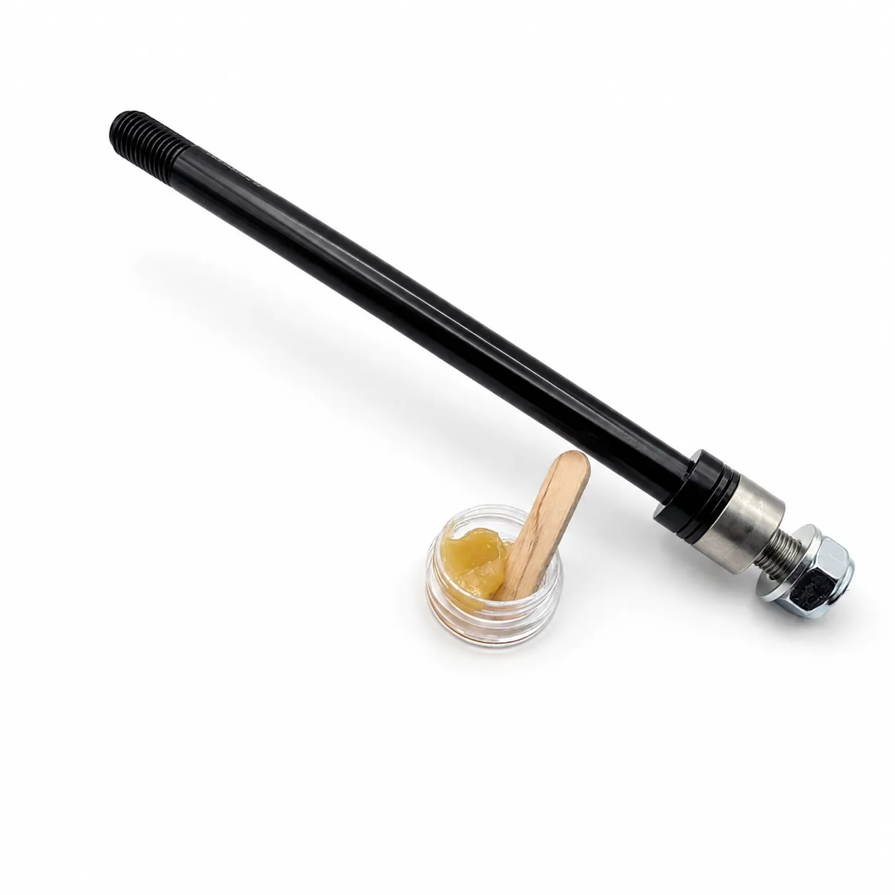 M12x1.5 thru axle-adapter med medfølgende fett for smøring ved montering.