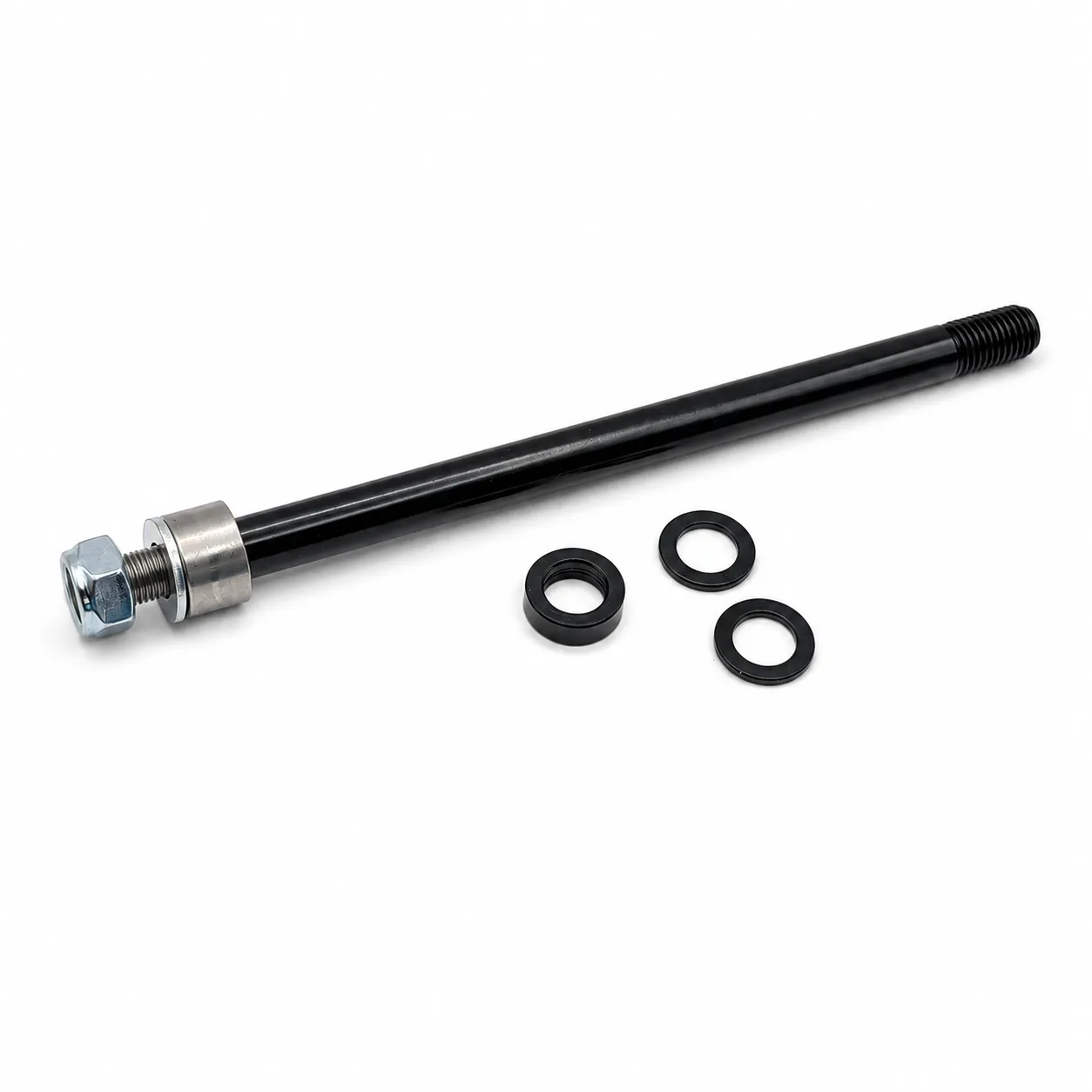 Thru axle-adapter med medfølgende skiver og spacere for tilpasning til sykkelen.